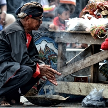 Ritual Sebelum Memainkan Kuda Lumping by Syahrul Sandjaya